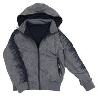 Tmavošedo/tmavomodrý šusťákový jarní bomber se vzorem a odepínací kapucí 