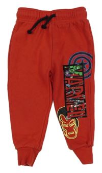 Červené tepláky s hrdiny Marvel