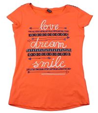 Křiklavě oranžové sportovní tričko s nápisy a šipkami a vzorovanými pruhy Y.F.K.