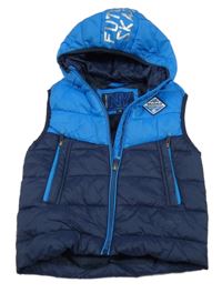 Tmavomodro-modrá prošívaná šusťáková zateplená vesta s nášivkou a kapucí C&A