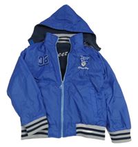 Safírový šusťákový jarní oboustranný bomber s číslem a nášivkou a pruhy a odepínací kapucí 