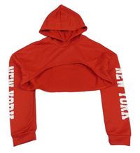 Červená crop mikina s nápisy na rukávech a kapucí