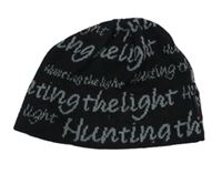 Černá pletená čepice s šedými nápisy 