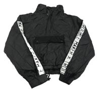 Černá šusťáková jarní crop větrovka s bílým pruhem s nápisy Astro