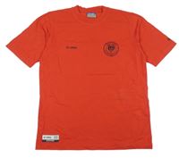 Červené tričko s logem a znakem s číslem JAKO