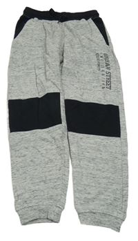 Šedo-černé tepláky s nápisem a čísly Yigga