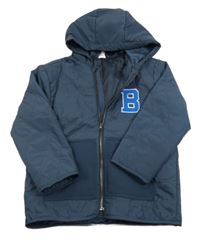 Tmavomodrá šusťáková prošívaná jarní bunda s písmenem a kapucí 