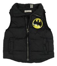 Antracitová šusťáková zateplená vesta s Batmanem z flitrů H&M
