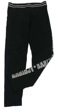 Černé legíny se stříbrným nápisem a pruhy C&A