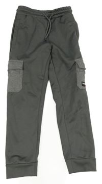 Tmavošedé sportovní cargo tepláky s nášivkou MCKENZIE.