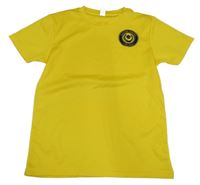 Žluté sportovní tričko s nápisem 