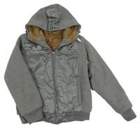 Šedá šusťáková zateplená bunda s teplákovými rukávy a a potiskem a kapucí 