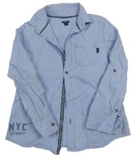 Světlemodrá pruhovaná melírovaná košile s písmenky a nápisy KIABI