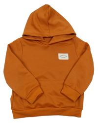 Skořicová mikina s nášivkou a kapucí