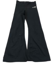 Černé sportovní flare legíny s nápisem 