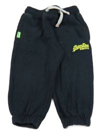 Tmavomodré tepláky s nápisem Superdry