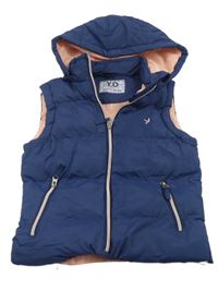 Tmavomodrá šusťáková prošívaná zateplená vesta s kapucí Yd.