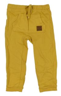 Okrové turecké tepláky s kapsou a nášivkou so cute