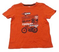 Červené tričko s motorkou a nápisy a číslem lupilu