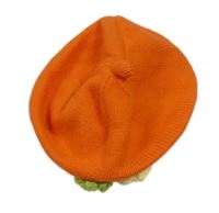 Oranžový baret s květinami