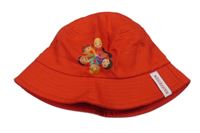 Červený plátěný klobouk s dětmi 