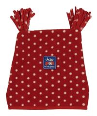 Červená fleecová čepice s puntíky a nášivkou