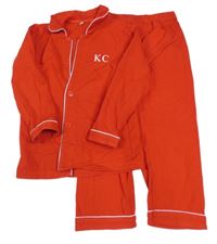 Červené pyžamo s písmeny a bílým lemem