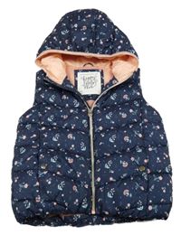 Tmavomodrá květovaná šusťáková zateplená vesta s kapucí C&A