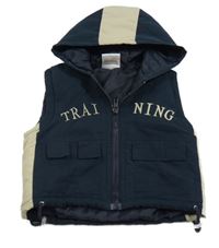 Tmavomodro-béžová šusťáková zateplená vesta s nápisem a kapucí 