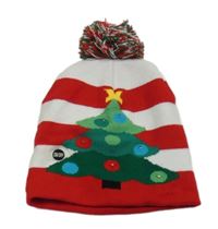 Červeno-bílá pruhovaná čepice se stromkem a bambulí