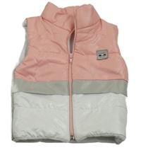 Růžovo-bílo-šedá šusťáková zateplená vesta s nášivkou