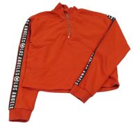 Červená crop mikina s pruhem na rukávech s nápisy George