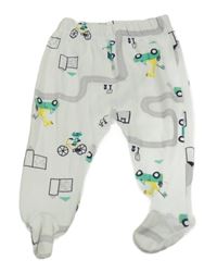 Bílé polodupky se silnicí a dopravními prostředky