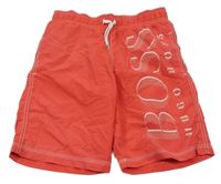 Malinové plážové kraťasy s logem Hugo Boss