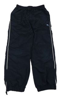 Tmavomodré šusťákové kalhoty s proužkem 