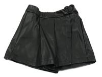 Černé koženkové sukňové kraťasy