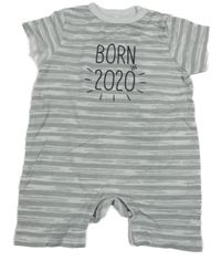 Šedo-bílý pruhovaný kraťasový overal s nápisem Topomini