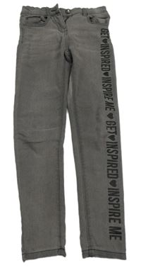 Šedé skinny rifle s nápisem 