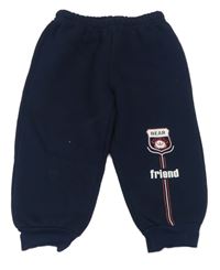 Tmavomodré tepláky s erbem a nápisem 