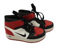 Červeno-bílo-černé koženkové kotníkové botasky Nike Air vel. 32