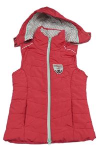 Malinová šusťáková zateplená vesta s nášivkou a kapucí