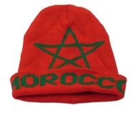 Červená pletená čepice s hvězdou a nápisem 