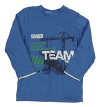 Modré triko s nápisem 