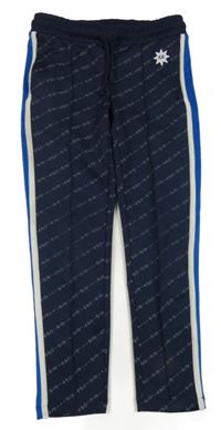 Tmavomodré vzorované sportovní tepláky s nápisy 