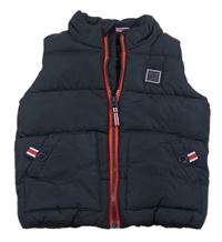 Černá šusťáková zateplená vesta s nášivkou Next