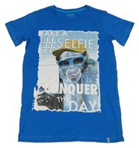 Modré tričko se šimpanzem 