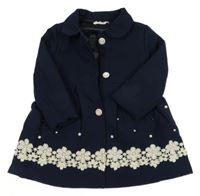 Tmavomodrý zateplený kabát s krajkovými kytičkami a perlami a límečkem baby rose