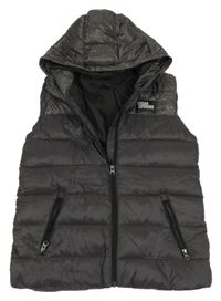 Tmavošedá šusťáková zateplená vesta s nášivkou a kapucí Pepperts