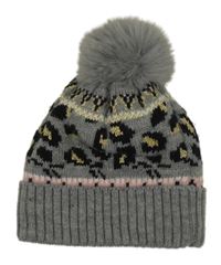 Šedo-černo-barevná čepice s leopardím vzorem a bambulí 