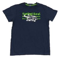 Tmavomodro-bílé tričko s autem 